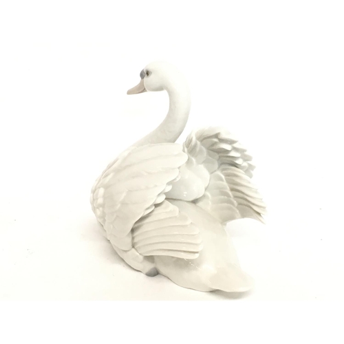 1226 - A Porcelain Lladro swan figure, 18cm tall. no obvious damage or restoration postage category D