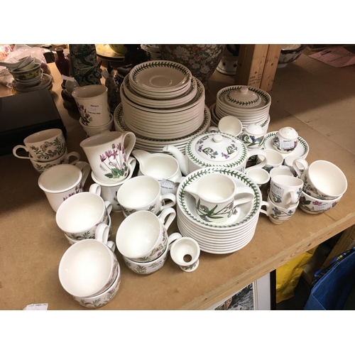 1261 - A Porcelain Portmeirion Botanic Garden dinner set including cups, plates etc. No obvious damage or r... 