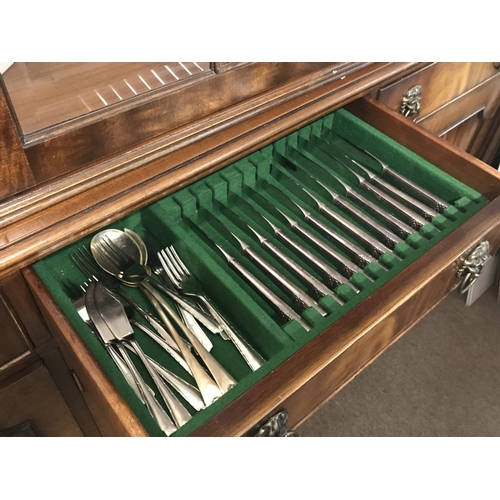 1464 - A mahogany reproduction display cabinet with glass shelves and cutlery, dimensions 40x150x200cm