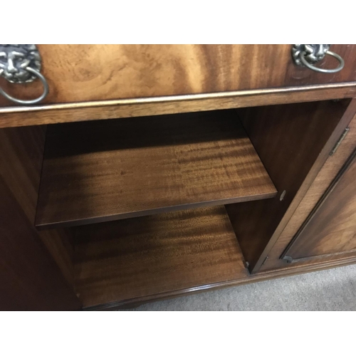 1464 - A mahogany reproduction display cabinet with glass shelves and cutlery, dimensions 40x150x200cm