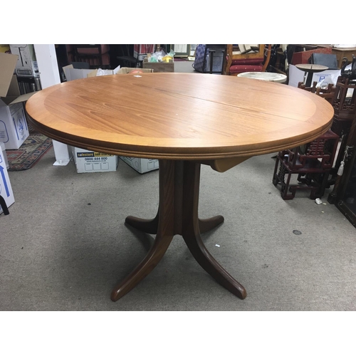 1489 - A modern teak dining table and four chairs. Table diameter approx 100cm.