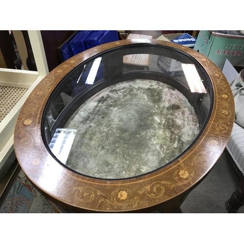 1495 - A Edwardian mahogany inlaid oval vitrine display cabinet on cabriole legs United by under stretcher ... 