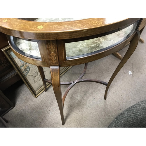 1495 - A Edwardian mahogany inlaid oval vitrine display cabinet on cabriole legs United by under stretcher ... 