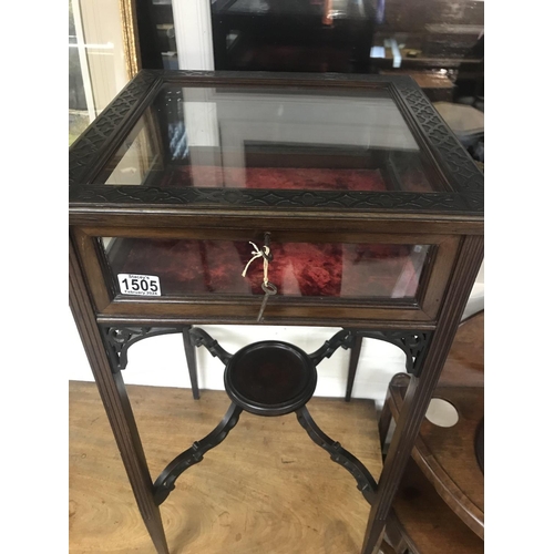 1505 - A Edwardian mahogany vitrine with square hinged lid on square tapering legs United by a under tier .