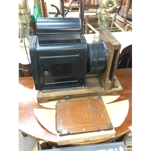 1910 - A magic lantern and slides. Shipping category D.- NO RESERVE
