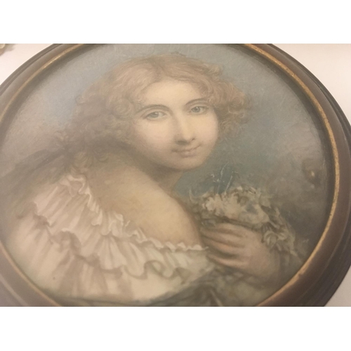 900 - A early 19th century circular tortoiseshell box 9.5 cm inset with a portrait of a maiden attributed ... 