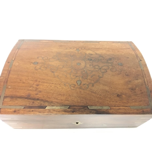 915 - A wooden box inlaid with brass, key, tray and interior mirror. Approximate dimensions 20x30x12.5cm. ... 