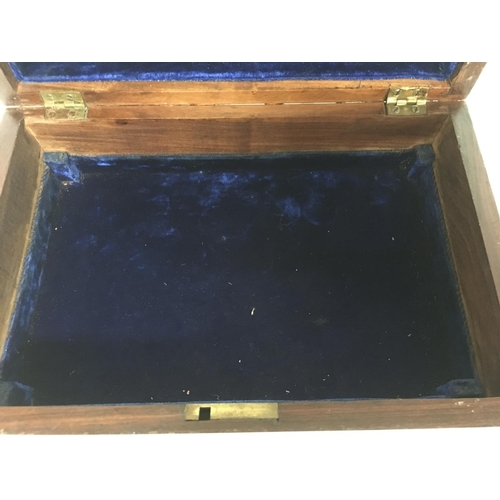 915 - A wooden box inlaid with brass, key, tray and interior mirror. Approximate dimensions 20x30x12.5cm. ... 