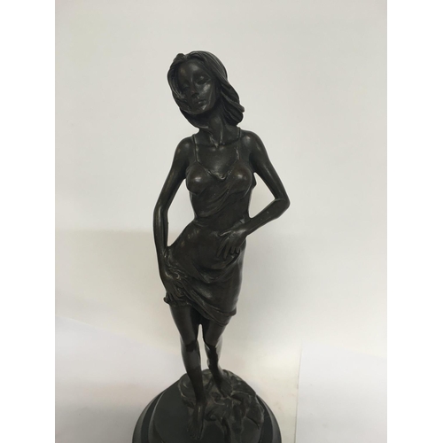 960 - A bronzed figure in the form of a maiden on marble base 32 cm .