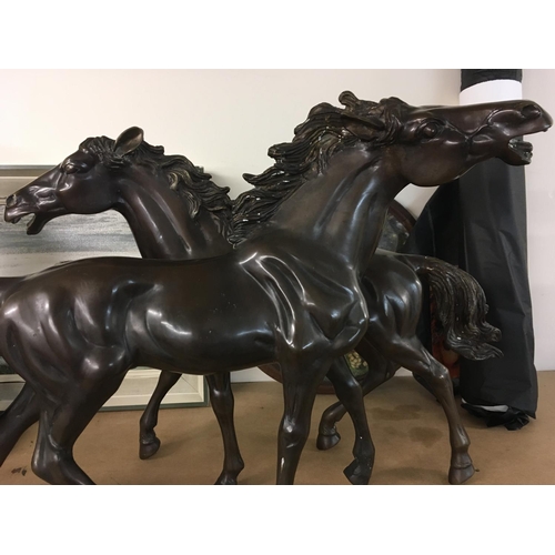 965 - A pair of bronzed galloping horses, 40 cm height 47 cm wide