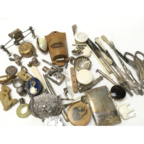 990 - A collection of silver and other oddments including a pair of grape scissors , thimbles, watch keys,... 