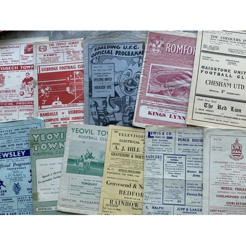 380 - Non League Football Programmes: Wide variety of clubs to include 54/55 Yeovil v Bideford, 58/59 Barn... 