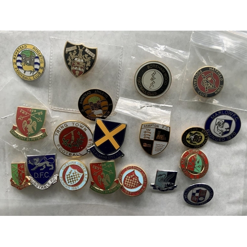 678 - Non League Football Badges: Excellent condition collection with a good Hertfordshire content. Includ... 