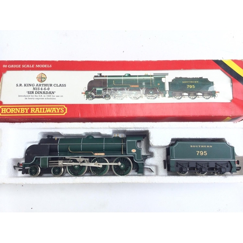 158 - 2 X Boxed 00 Gauge Hornby Locomotives a S.R. loco Sir Dinadan #R.154 and a Evening Star #R.065.