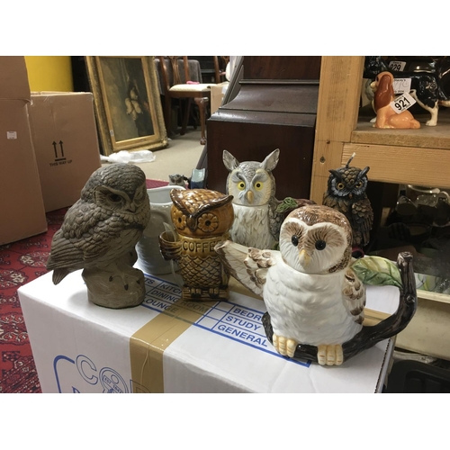 1009 - A large collection of assorted ceramic owl figures. This lot cannot be posted