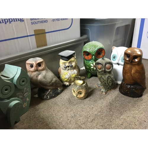 1010 - A large collection of assorted Ceramic owl figures, this lot cannot be posted