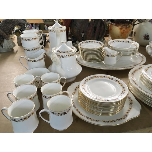 1076 - A bone china Royal kent golden glory dinner and tea set in good condition with no obvious damage. Po... 