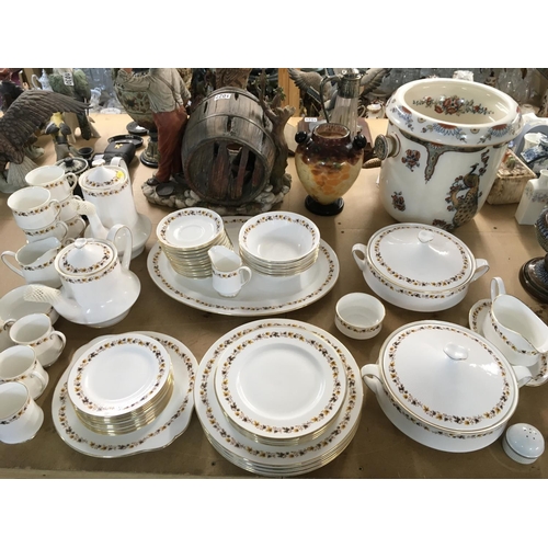 1076 - A bone china Royal kent golden glory dinner and tea set in good condition with no obvious damage. Po... 