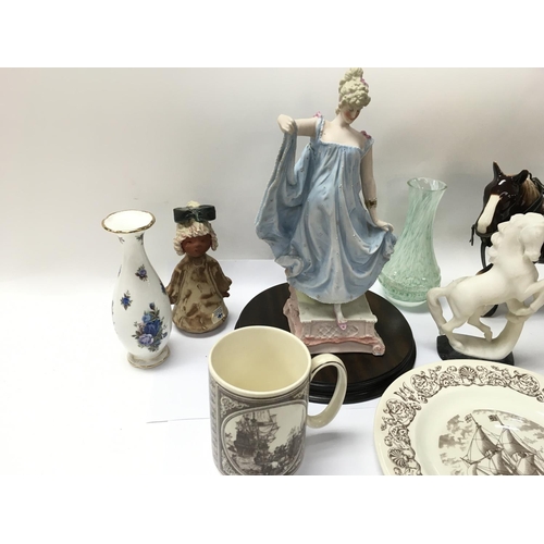 1082 - A small collection of ceramic and glass oddments including wedgewood and Royal Albert. Postage no av... 