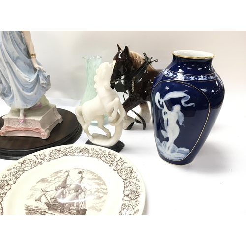 1082 - A small collection of ceramic and glass oddments including wedgewood and Royal Albert. Postage no av... 