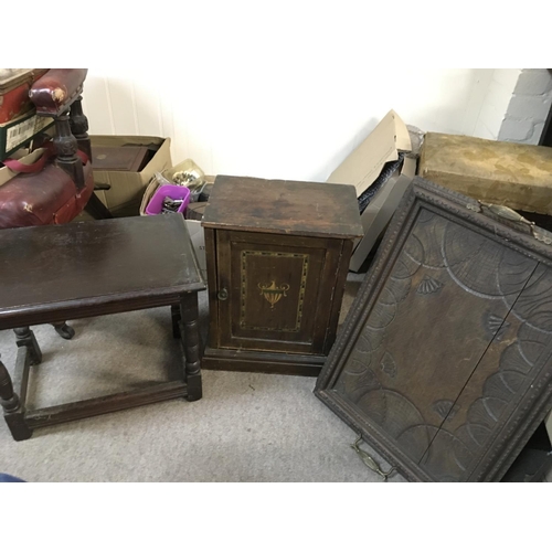 1254 - A small oak side table, small walnut cabinet and a carved design tray