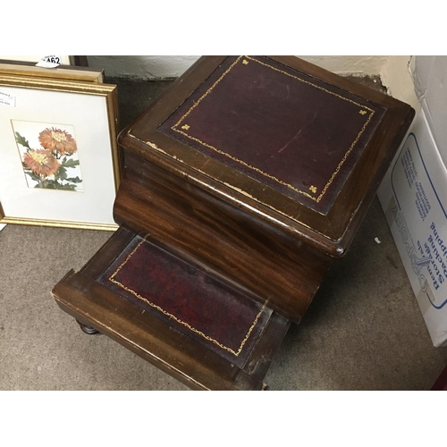 1260 - An oak commode with leather fitting. Dimensions 40x45x44cm