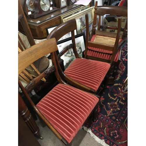 1360 - A Victorian mahogany dining table with matching chairs