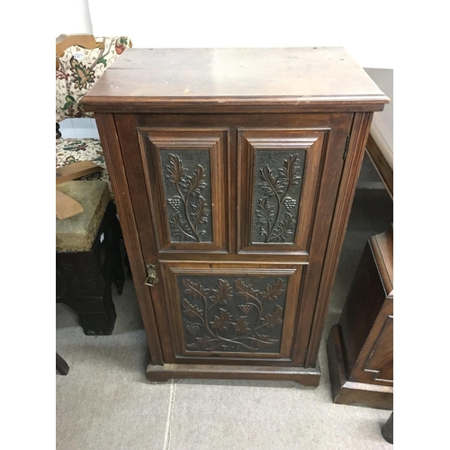 1361 - A Victorian oak cupboard with carved wooden panels 37x58x102cm