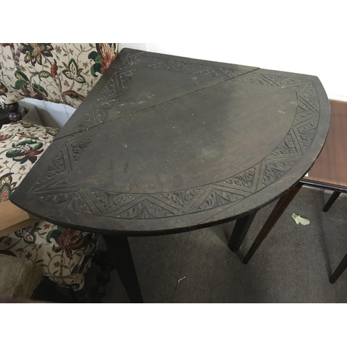 1362 - Victorian dark oak corner table with carved design, 70cm tall.