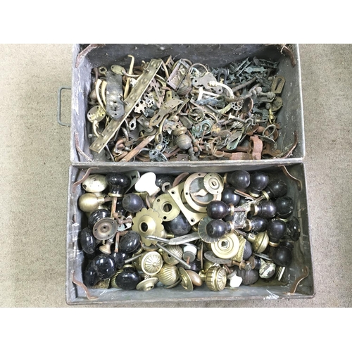 1387 - A mixed lot of vintage door knobs and other hooks and fixings.