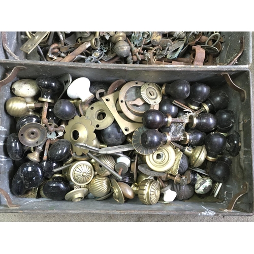 1387 - A mixed lot of vintage door knobs and other hooks and fixings.