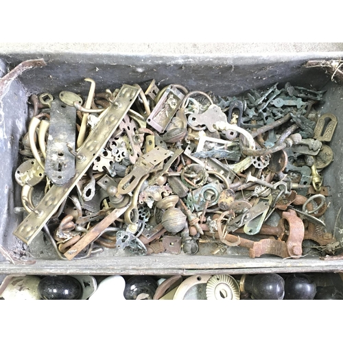 1387 - A mixed lot of vintage door knobs and other hooks and fixings.