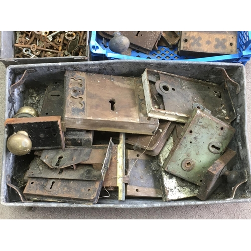 1392 - A collection of vintage door locks and assorted keys.