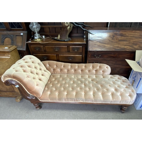 1395 - A Victorian upholstered chaise lounge. 190cm.