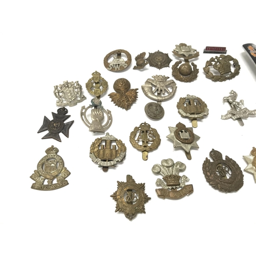 1551 - A collection of assorted cap badges etc including Egypt SWB and the buffs. Postage B