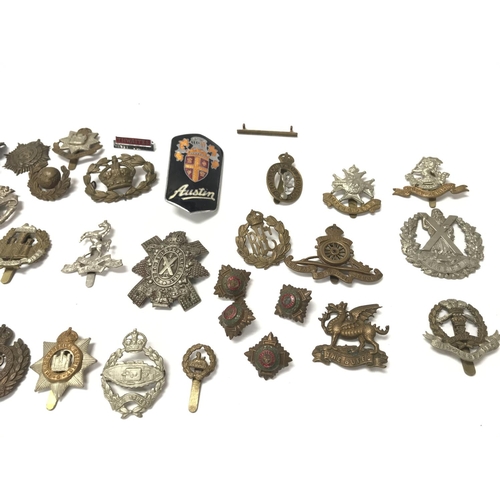 1551 - A collection of assorted cap badges etc including Egypt SWB and the buffs. Postage B