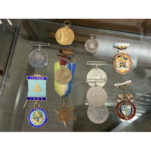 1596 - A small collection of WW1 / WW2 medals and Masonic related medals.