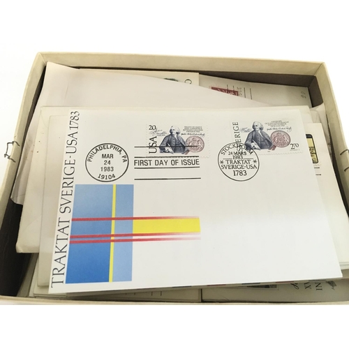 1695 - A box containing 1950s American first day covers