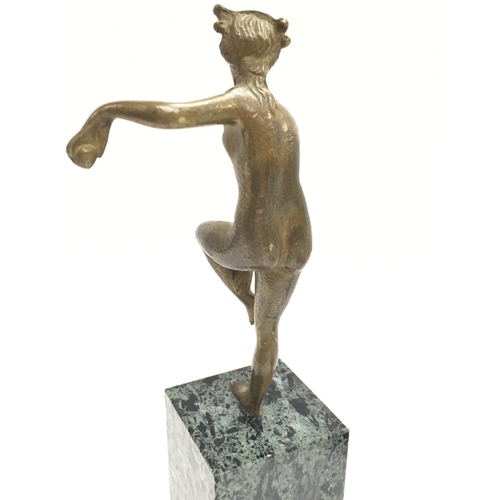 705 - A bronze Art Nouveau figure of a nude woman bather on a square green and black marble base, 21cm tal... 