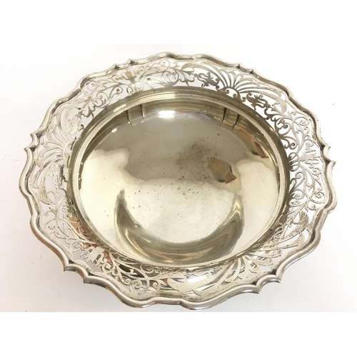 752 - An early 20th century silver hallmarked Manoah Rhodes & Sons fruit bowl. 28cm in diameter. Postage c... 