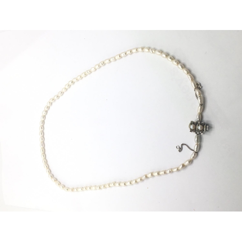 781 - A pearl necklace with a silver clasp.