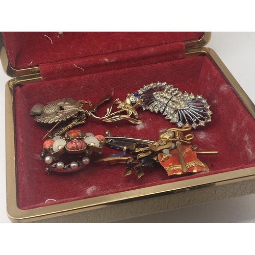 783 - A collection of dress jewellery including a silver brooch.