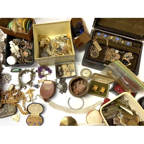 787 - A large collection of mixed costume jewellery and odds. (C)