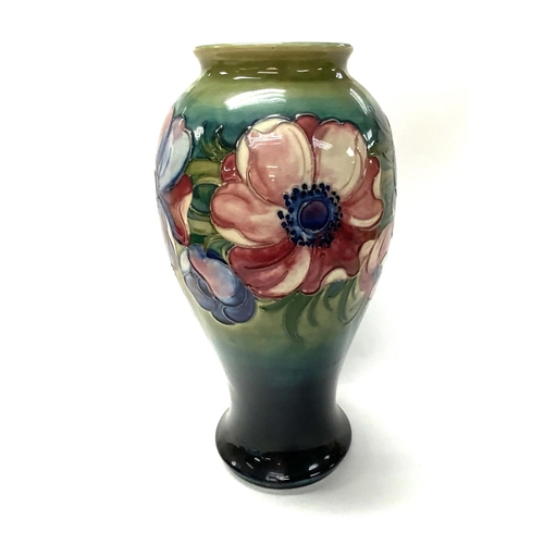 902 - A large 20th Century Moorcroft vase in anemone pattern, Walter Moorcroft initial mark, impressed Moo... 