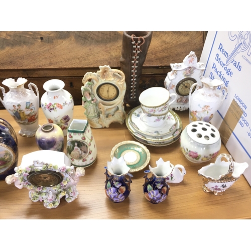 1152 - A collection of various ceramics items. 
Postage D