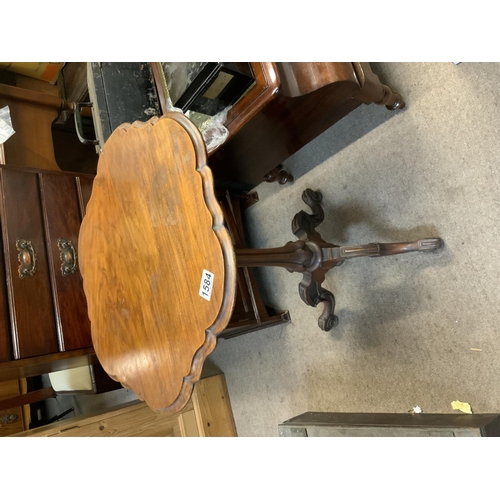 1584 - A small Victorian mahogany wine table with tripod foot.
