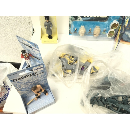 390 - A mixed collection of items relating to Star Wars..Snow White and others including soldiers etc. NO ... 