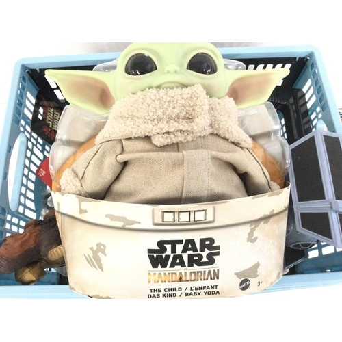 391 - A Collection of Loose Star Wars Toys Mostly Modern. Ideal for Spare Pats Etc. And a Madalorian The C... 