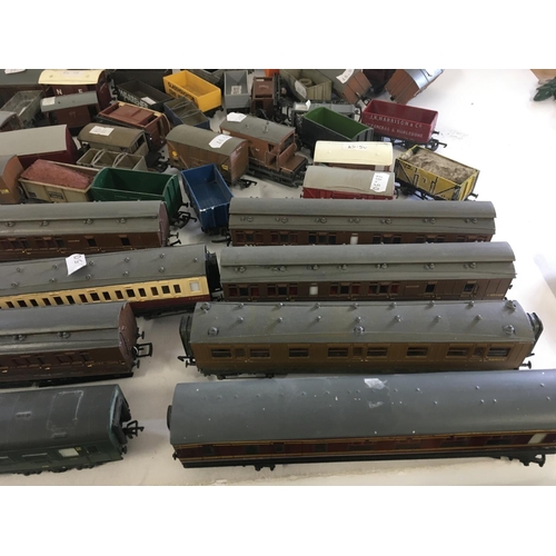 76 - A joblot collection in excess of 80 model railway Wagons and coaches by various manufacturers. 00 ga... 