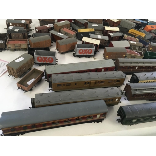 76 - A joblot collection in excess of 80 model railway Wagons and coaches by various manufacturers. 00 ga... 